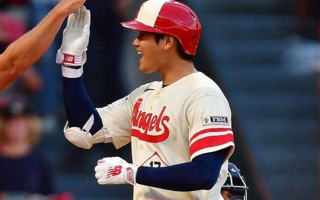 【MLB】大谷翔平を見つめる視線が「恋する乙女のよう」　満塁弾演出の後輩に“頭ポンポン”
