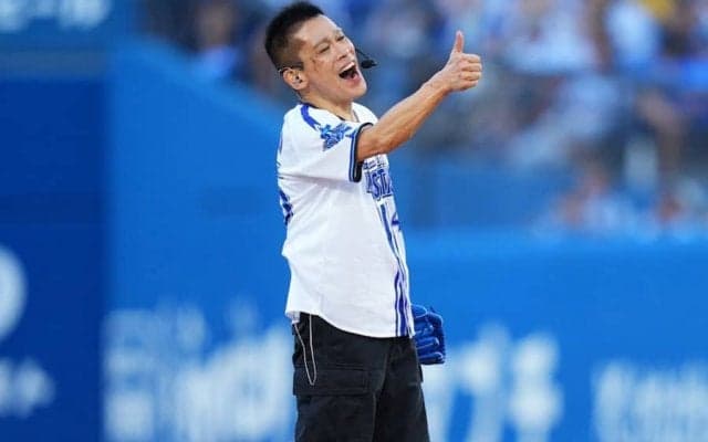 柳沢慎吾さんの“日本一長い始球式”に球場爆笑　三浦監督ら巻き込むも「反省会します」