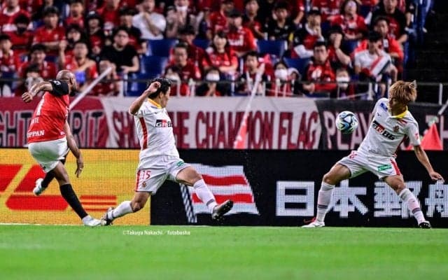 「これは エグいて」浦和FWホセ・カンテの“GK一歩も動けず”の理不尽反転右足ダイレクト弾に驚愕＆称賛の嵐！「このタイミングで打たれたら反応出来んわ！」と脱帽の声