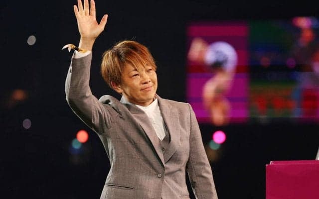 女子W杯決勝戦になでしこのレジェンド宮間あやが！優勝トロフィー手にする姿が反響「日本の誇り」「この登場はしびれた」