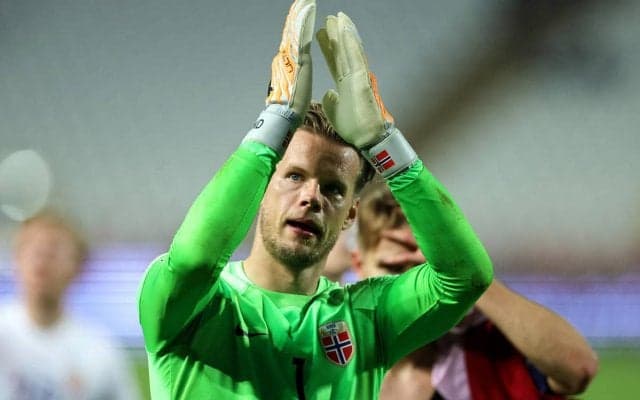 セビージャ、サウジ行きのGKボノの代役にノルウェー代表生守護神・ニーランを獲得