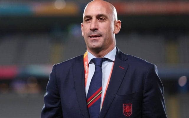 スペインサッカー連盟会長が優勝した選手の唇にキス…された選手は「好きではなかった」と嫌悪感