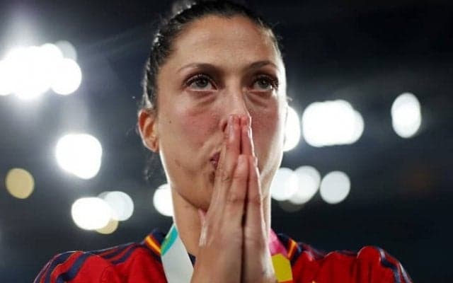 「不適切だ」優勝選手の唇にキスで波紋 スペイン・サッカー連盟会長の“セクハラ”に批判殺到「不意打ちは攻撃」