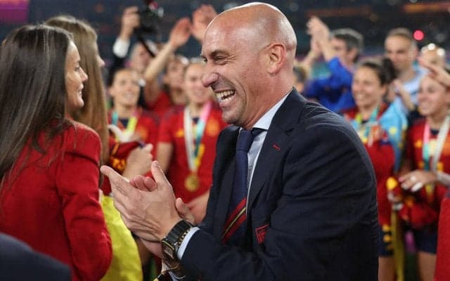 「悪意はなかった」スペイン女子代表のW杯優勝後に唇にキスで大騒動、サッカー連盟会長が謝罪「私は確かに間違っていた」