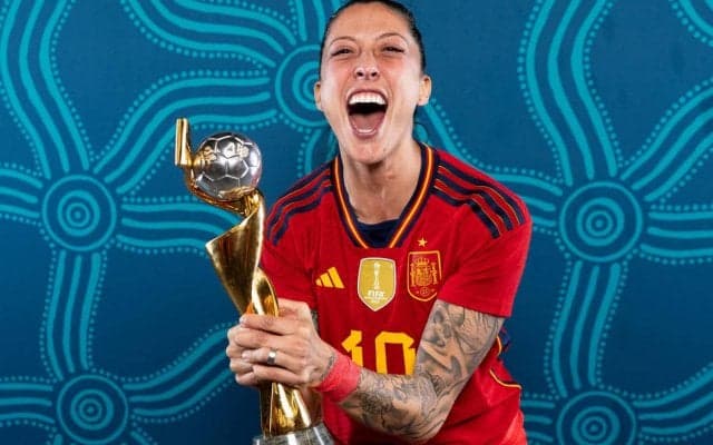 「メッシの時と同じ」「誰しもがこうしたい」エルモソが女子W杯トロフィーとベッドイン！優勝に歓喜「夢が叶った」