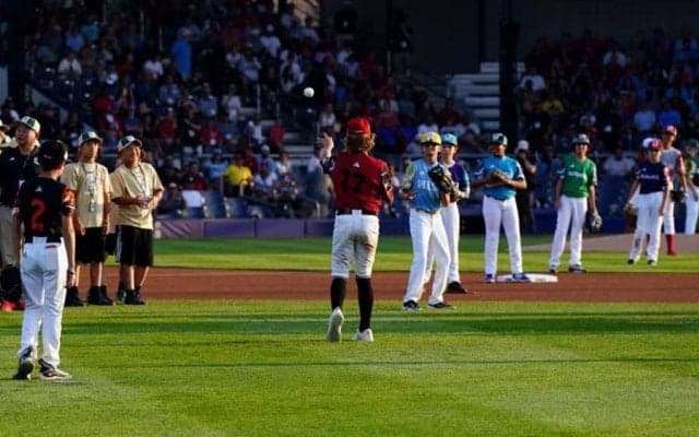 【MLB】前代未聞の“グラウンド縦断“始球式が斬新　ピュアすぎる光景に「いい意味で目が潤んだ」