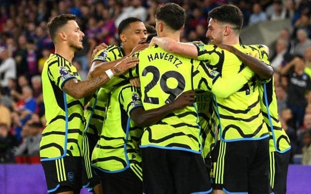 「これぞファミリー」アーセナルが開幕早々大ケガのティンバーをサポート！退場の冨安も笑顔を見せる「ひと安心」「笑顔で良かった」