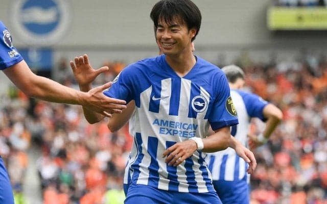 「目つぶっちゃってる」三笘薫がブライトンの集合写真でセンターに立つも、ありがちなミス「完全に目閉じてる」「良い写真なのに」