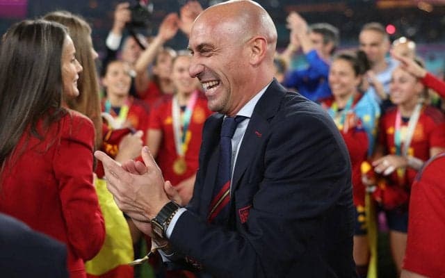 キス問題に股間握り…女子W杯で問題行為のスペイン・ルビアレス会長をリーグも非難、退任求め告訴「前例なき国際的な恥」