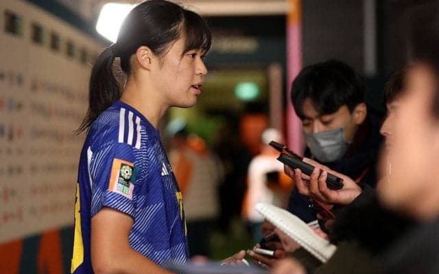 なでしこのホープ、DF石川璃音が地元凱旋！自身の特大横断幕とも記念撮影「世界の璃音になれ」