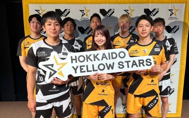 北海道イエロースターズ　新入団選手や新監督とともに新ユニフォームをお披露目