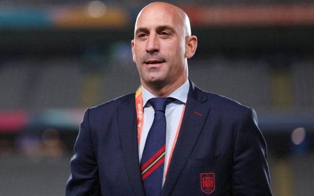 FIFAが唇へのキスで波紋を呼んでいるスペインサッカー連盟のルビアレス会長に懲戒手続き開始、攻撃的な行為などに該当か