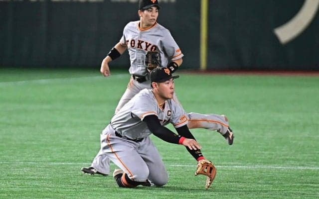 ルーキー憑依“そっくり一回転”が「美しい」　岡本和真の膝つき美技が「カッコよすぎ」