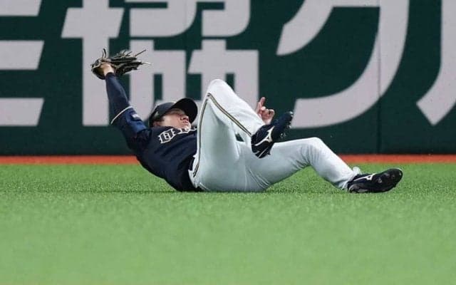捕られた打者も驚愕「はえーっ」　オリ2年目の超美技に「足が速いし1歩目の反応もいい」