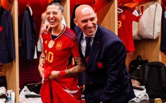 女子選手の唇にキスし批判集中のスペインサッカー連盟会長が辞任を決意…過去にも問題視される行動