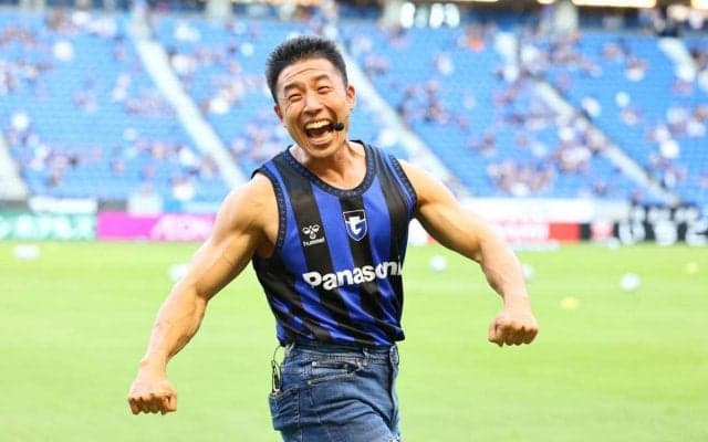 元日本代表MFがなかやまきんに君の大人気“飴取りゲーム”に挑戦、その結果は!? G大阪戦で大歓声を浴びる