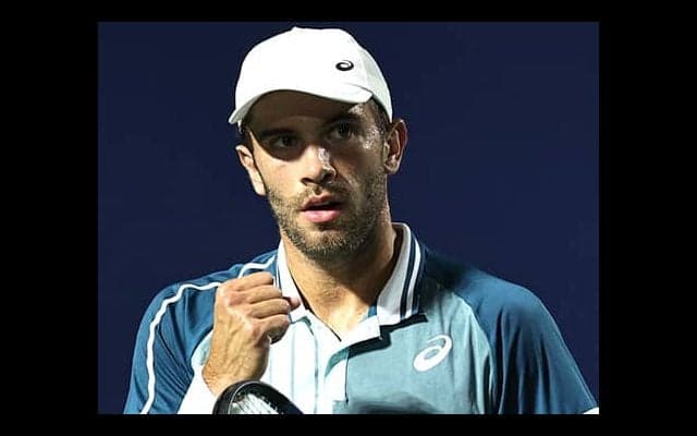 雷雨で4時間開始遅れるも4強