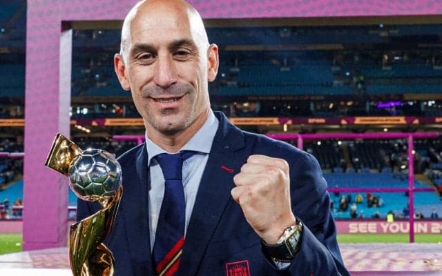 「辞任はしない！」女子選手の唇にキスしたスペインサッカー連盟会長、驚きの自己弁護で辞任拒否「何よりも合意だった」