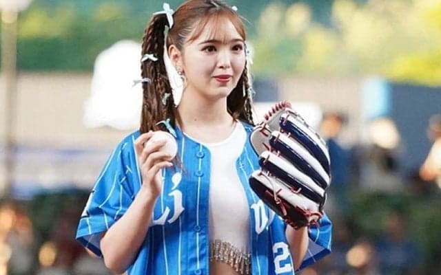 おへそチラリの爽やか衣装も…“まさかの投球”にシクシク涙「めちゃくちゃ可愛い」