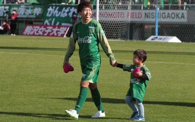 元なでしこDF岩清水梓が親子でCMに！選手、母としての奮闘姿に反響「元気出た！」「このCM素敵ですよね」「エプロン姿が新鮮」