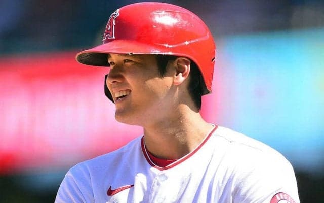 【MLB】大谷翔平、塁上で敵選手と“ギュッ”　どこに行っても人気者「話したいんだね」