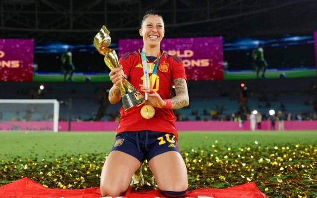 スペインサッカー連盟がエルモソに法的措置、写真4枚で会長とのキスには合意があったと主張も、映像とは異なりフェイク疑惑が渦巻く