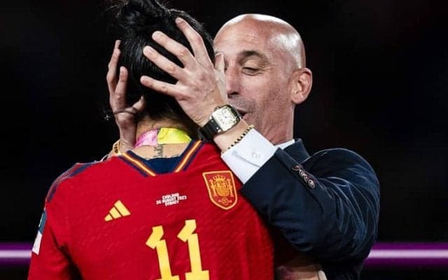 男子サッカー界では代表ボイコットも！ スペイン・サッカー連盟会長の“キス騒動”にアギーレも苦言「非難すべき行為」