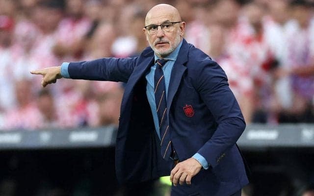 「生ぬるい態度は許されない」男子のスペイン代表監督が、女子選手へキスした会長を痛烈非難「偉業からスポットライトを奪ったことが残念」