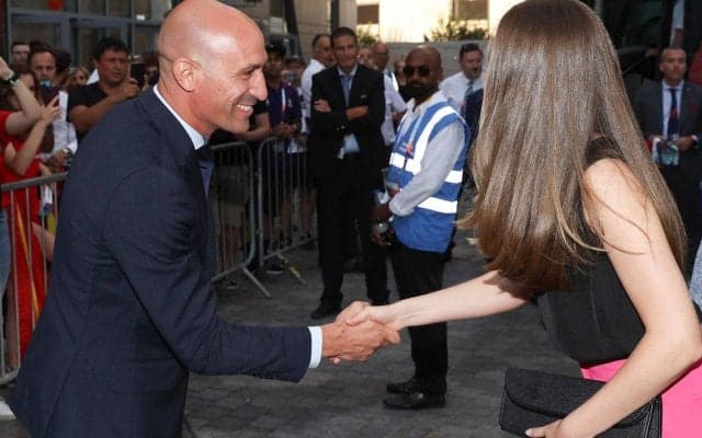 女子選手へのキスで波紋呼ぶスペインのルビアレス会長、ラ・リーガクラブも非難し入場時に発起