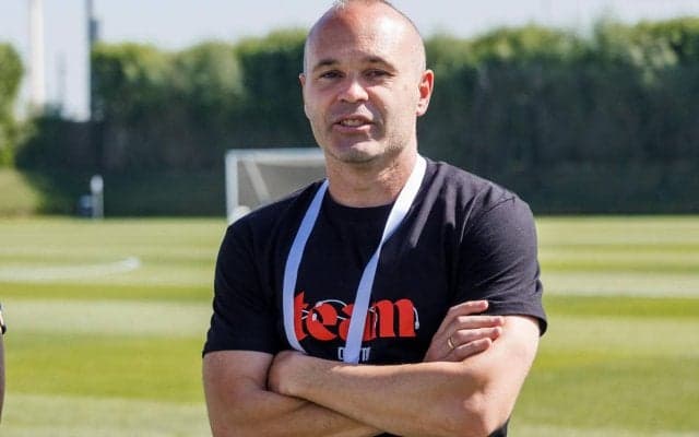 「美しい物語が汚されるのは残念」イニエスタも連帯感示す、キスを正当化したルビアレス会長を非難「3人の娘の父親として、夫として…」