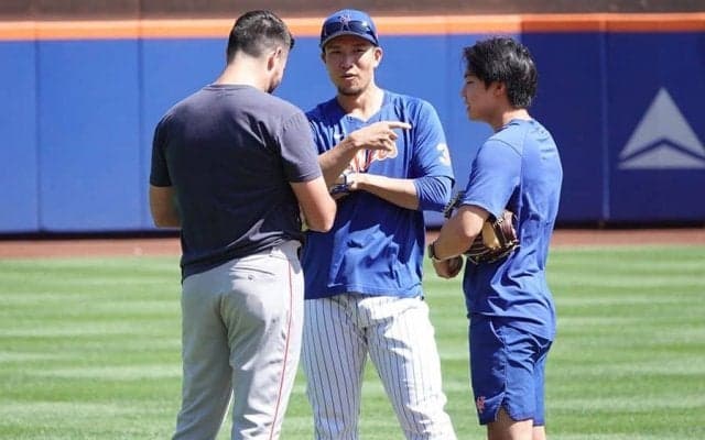 【MLB】千賀滉大とエ軍ムーアが談笑　鷹でチームメート…10分以上も話し込み記念撮影も