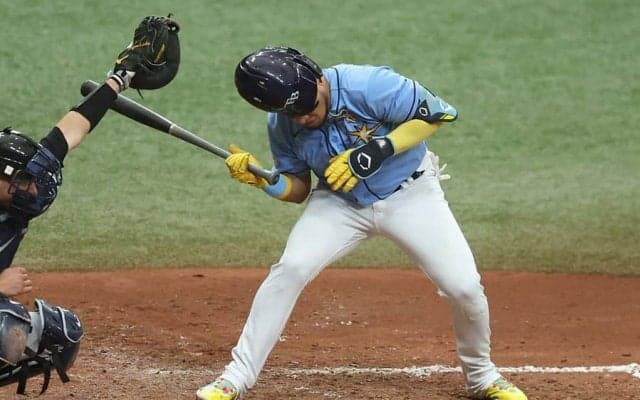 【MLB】153キロが頭部直撃「恐ろしい瞬間」　吹っ飛ぶヘルメット…ガム噛む投手「最悪だ」