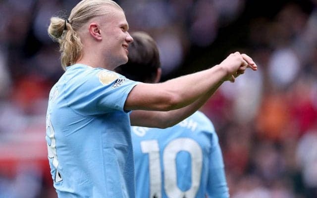 ハーランドに抱きついたファン、実はボクシングの元世界チャンピオンだった！広告看板乗り越え後ろから飛びかかる