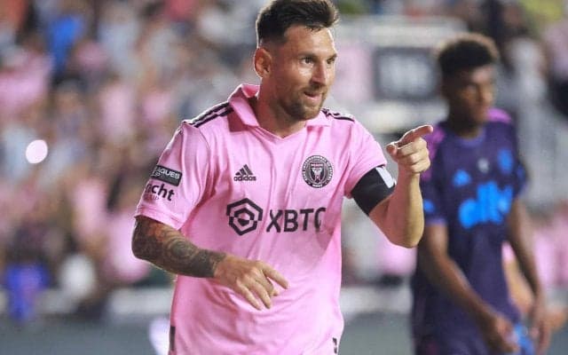 「テニス界とサッカー界のGOAT」メッシとテニス界のスーパースターが夢の競演！豪華2ショットが反響「この時代の最高のアスリートたち」