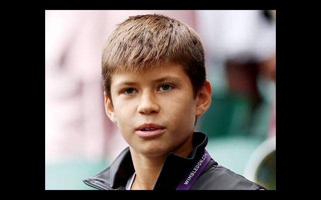  アルカラス 弟の優勝を祝福 