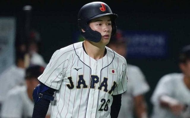 キラリ輝く笑顔は「オーラがありますね」　颯爽と駆ける“潤う肌”が「美白すぎる」