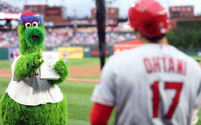 【MLB】大谷翔平、またも敵軍マスコットが鬼絡み　試合直前の“お絵描き”は「キュート」
