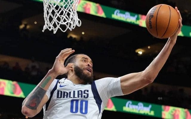 昨夏3年契約で加入したベテランセンターのジャベール・マギーがマーベリックスから放出