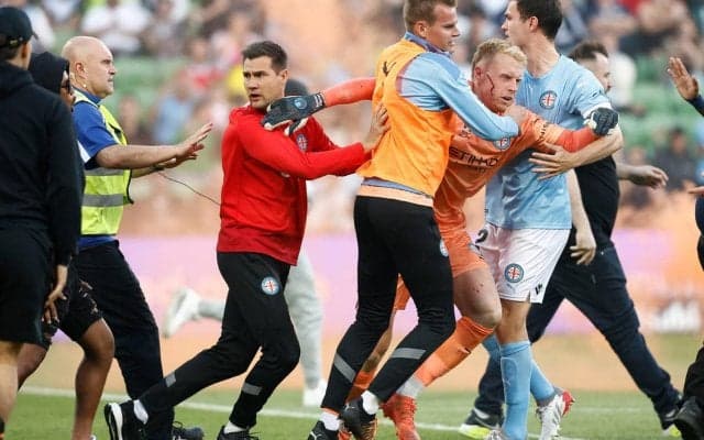 金属バケツ投げ込みで選手が頭部負傷…被告へは3カ月の禁錮刑と5年間観戦禁止処分も即時控訴