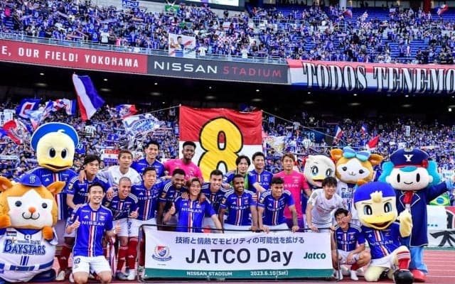 「当たり前のようにテルがいるー！」横浜FMの誕生日会にFC東京の選手も参加で、「最強のメンバー」とファン歓喜！ 豪華集合写真に「最高過ぎます」の声