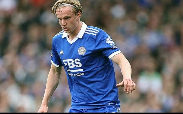 ボローニャ、レスターの左SBクリスティアンセンを買取OP付レンタル