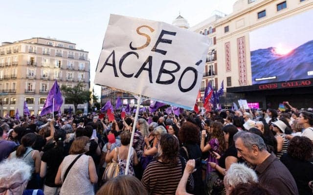 収束しないルビアレス会長のキス問題、辞任求める抗議デモがマドリード市内でも