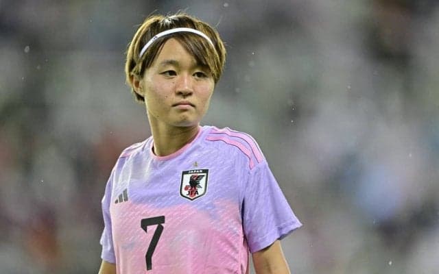 「仲良い兄妹素敵だよなぁ」なでしこMF宮澤ひなたの旅立ちを見送った兄との「私服＆肩組み2ショット」が大反響！ 欧州移籍のために訪れた空港での絆の光景