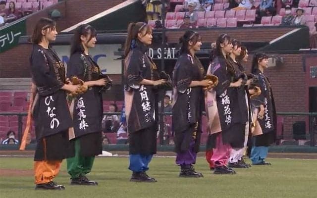 9人ワインドアップに騒然「違和感MAX」　乱れ飛ぶ白球…豪快アイドルが「かわいいな～」