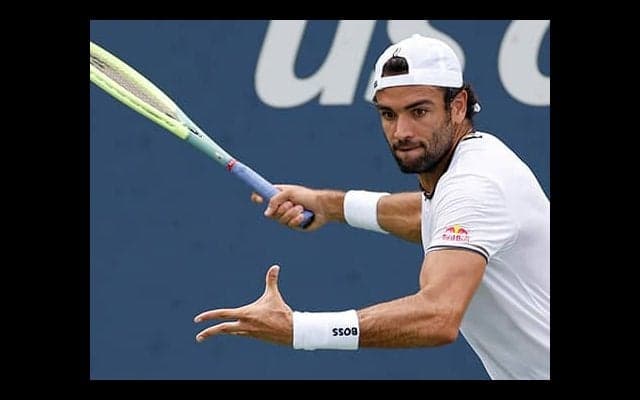 足首“ぐにゃり” 車いすで会場あとに