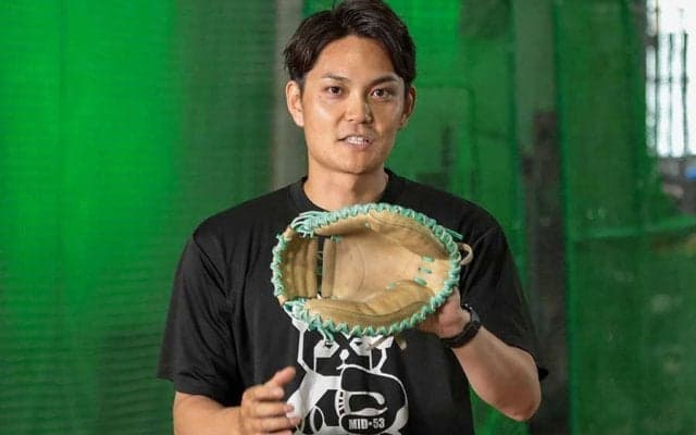 「ミットを止める」はNG　鷹・甲斐を指導…捕手コーチが説くキャッチングの“極意”