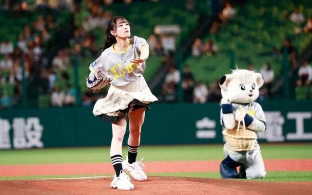 「乃木坂46」の向井葉月さんが始球式に登場　“大胆振りかぶり”投法に場内大歓声