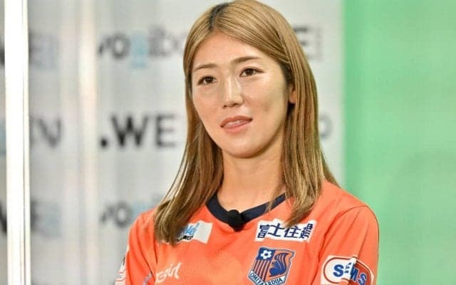 「モデルチェンジやね」「いいヘアカラー」大宮V・仲田歩夢がノースリーブの私服姿で新ヘアカラーを披露！「見つめられるとヤバい」カメラとの近距離ショットも披露