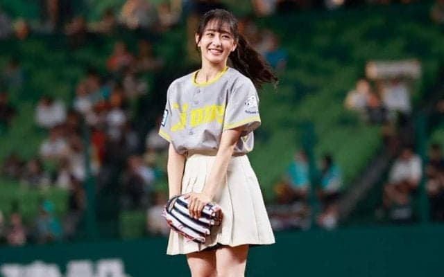 “美しい反り”にどよめき「能見を彷彿」　人気アイドルの豪快投球が「かわいすぎる」