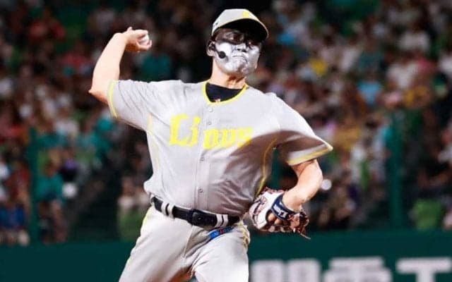 西武「勝利の男神」オードリー春日さんが始球式　顔面銀色の“特急カラー”に球場騒然